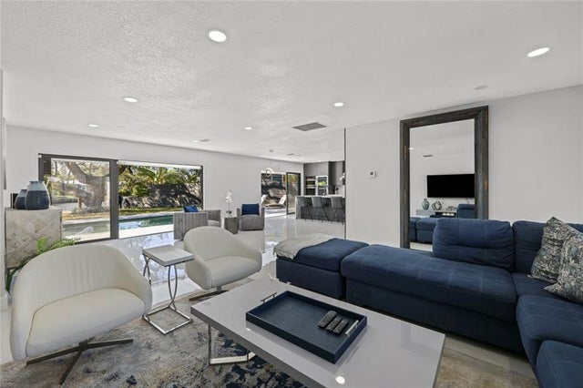 5 of 41 - 2440 Ne 25th Pl, Fort Lauderdale, FL