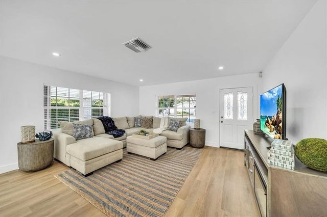 2 of 28 - 814 Se 14th Ct, Fort Lauderdale, FL