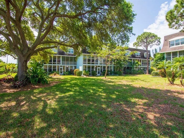 2 of 10 - 1901 Indian River Blvd, Vero Beach, FL