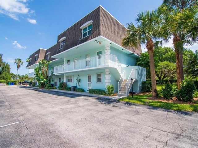 5 of 10 - 1901 Indian River Blvd, Vero Beach, FL