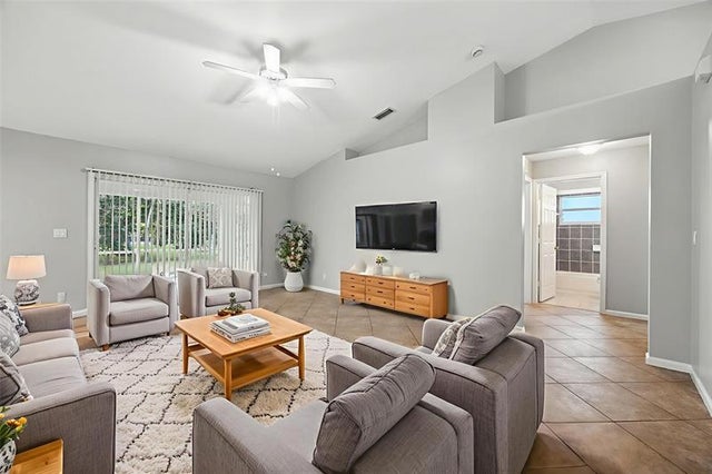 4 of 40 - 130 Pepper Tree Cres, Royal Palm Beach, FL