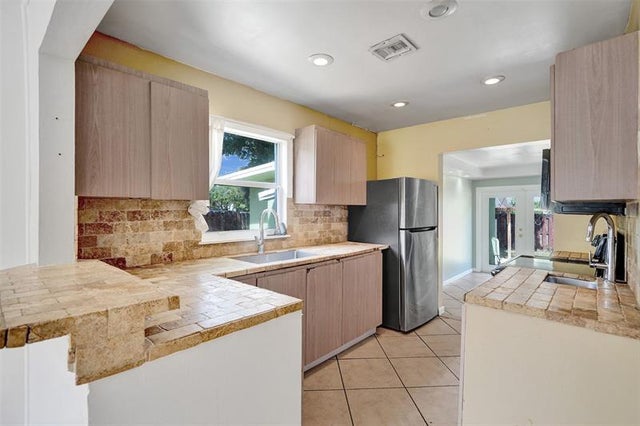 5 of 35 - 1431 Sw 27th Ct, Fort Lauderdale, FL