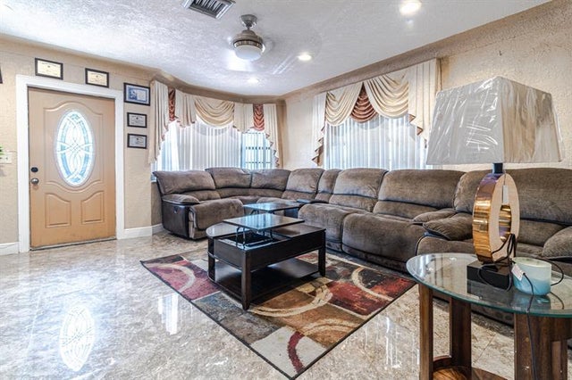 4 of 20 - 661 Sw 28th Way, Fort Lauderdale, FL