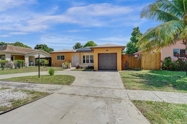 4 of 40 - 5335 Sw 8th Ct, Margate, FL