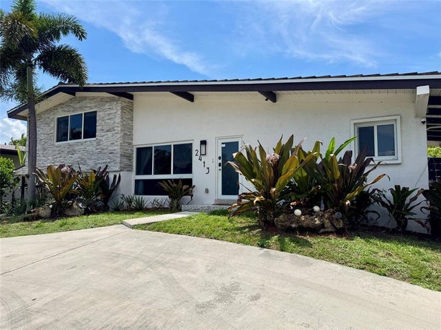 1 of 31 - 2413 Sugarloaf Ln, Fort Lauderdale, FL