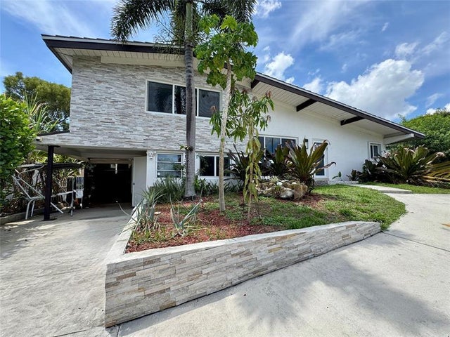 2 of 31 - 2413 Sugarloaf Ln, Fort Lauderdale, FL