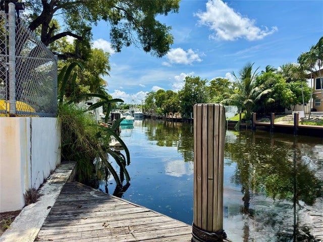 4 of 31 - 2413 Sugarloaf Ln, Fort Lauderdale, FL