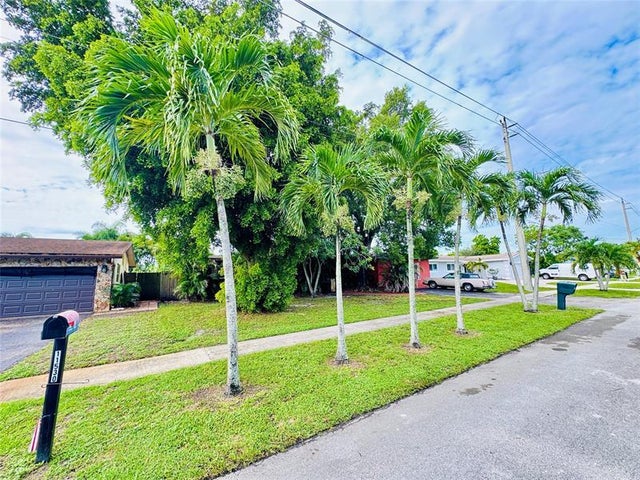1 of 7 - 11540 Sheridan St, Pembroke Pines, FL