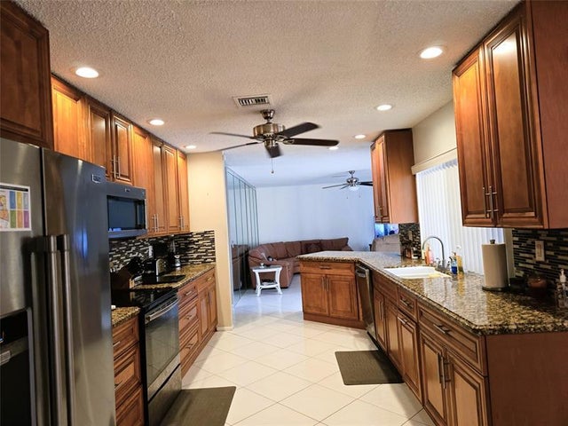 2 of 19 - 9091 Nw 11th Ct, Plantation, FL