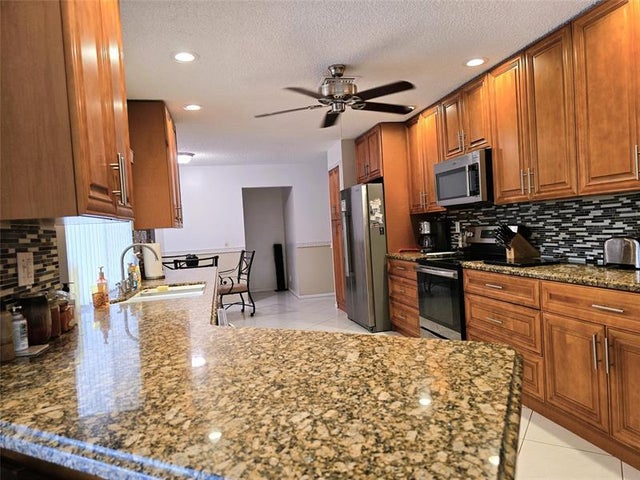 3 of 19 - 9091 Nw 11th Ct, Plantation, FL