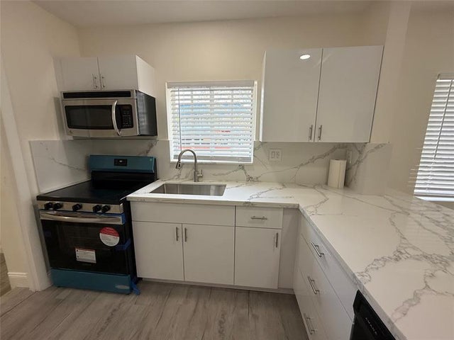 5 of 30 - 2190 Sw 16th St, Miami, FL