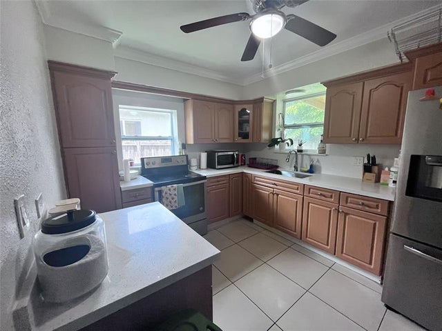 4 of 14 - 1425 S 25th Ave, Hollywood, FL