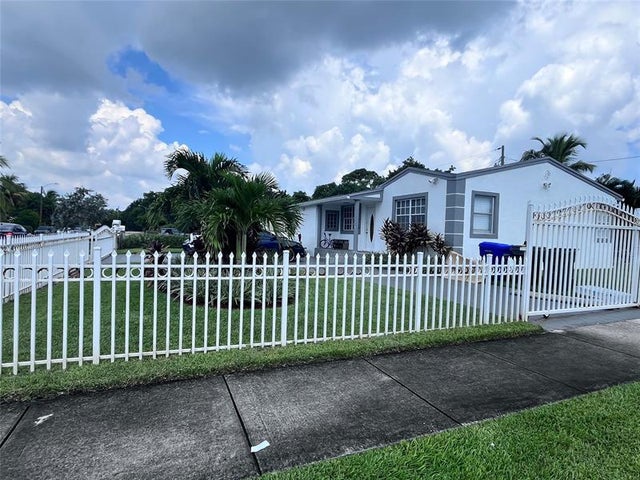 3 of 17 - 2503 Wiley St, Hollywood, FL