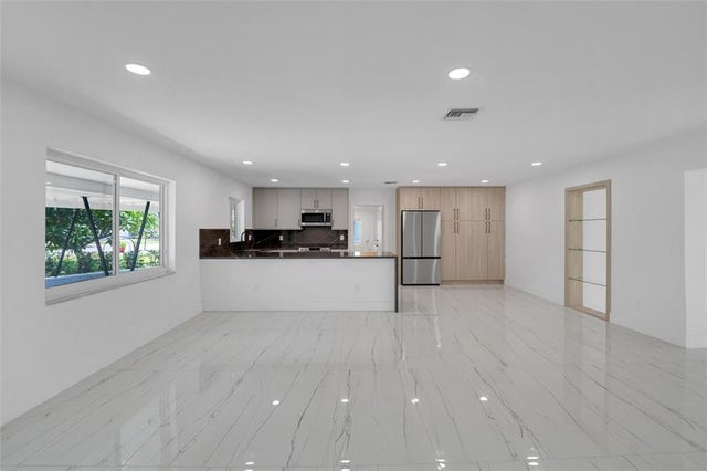 2 of 15 - 121 Se 8th St, Pompano Beach, FL