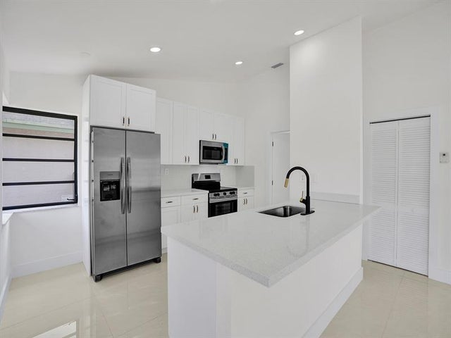 4 of 29 - 200 Se 7th St, Dania, FL