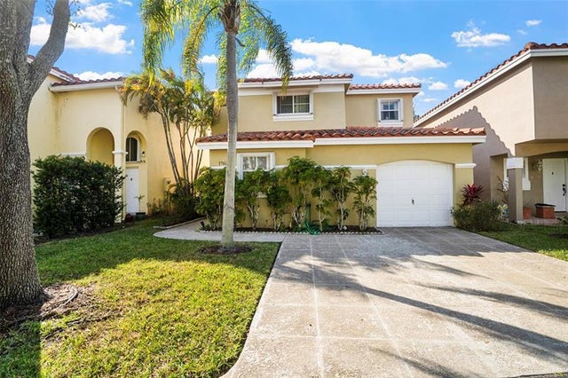 1 of 25 - 1762 E Trafalgar Cir, Hollywood, FL