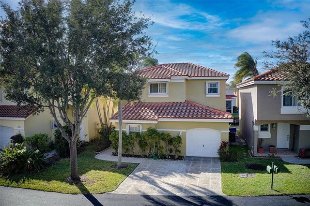 2 of 25 - 1762 E Trafalgar Cir, Hollywood, FL