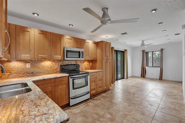 4 of 21 - 3221 Nw 54th Ter, Margate, FL