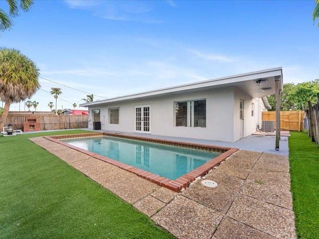 4 of 34 - 311 W Sample Rd, Deerfield Beach, FL