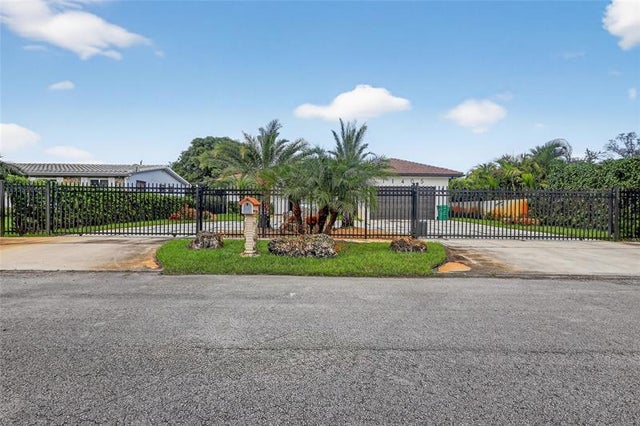 3 of 25 - 11405 E Golf Dr, Miami, FL