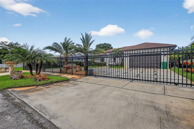 4 of 25 - 11405 E Golf Dr, Miami, FL