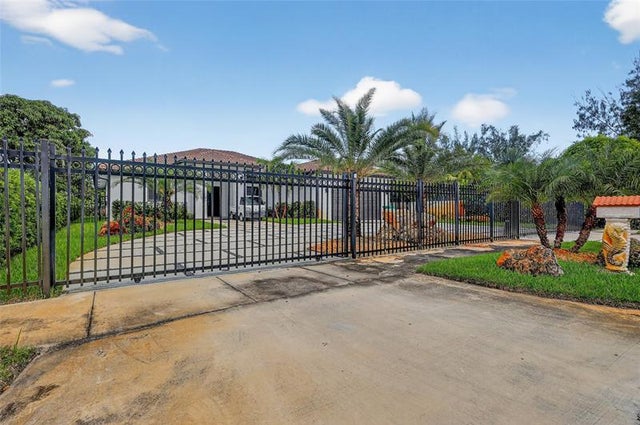 5 of 25 - 11405 E Golf Dr, Miami, FL