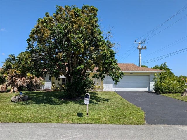 1 of 13 - 6606 Nw 95th Ave, Tamarac, FL