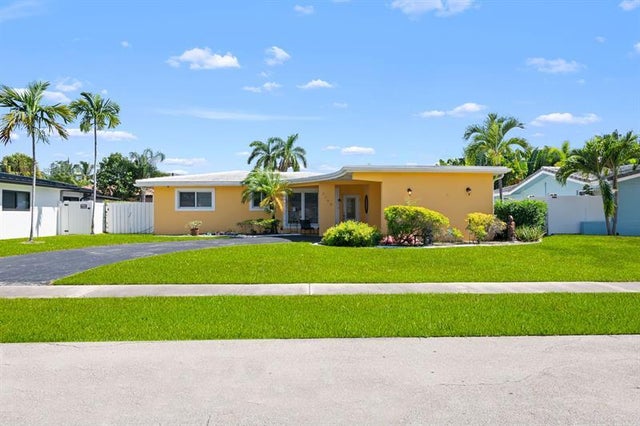 1 of 16 - 2144 Ne 61st Ct, Fort Lauderdale, FL