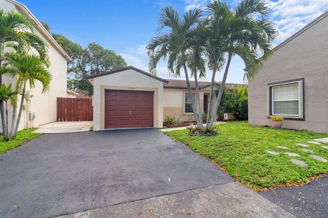 2 of 24 - 19835 Nw 64th Pl, Hialeah, FL
