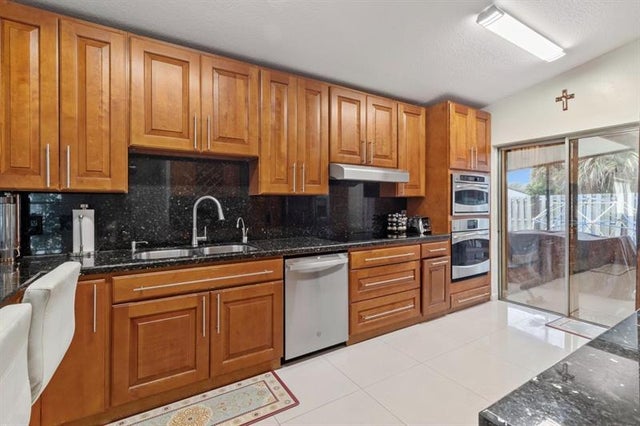 5 of 24 - 19835 Nw 64th Pl, Hialeah, FL