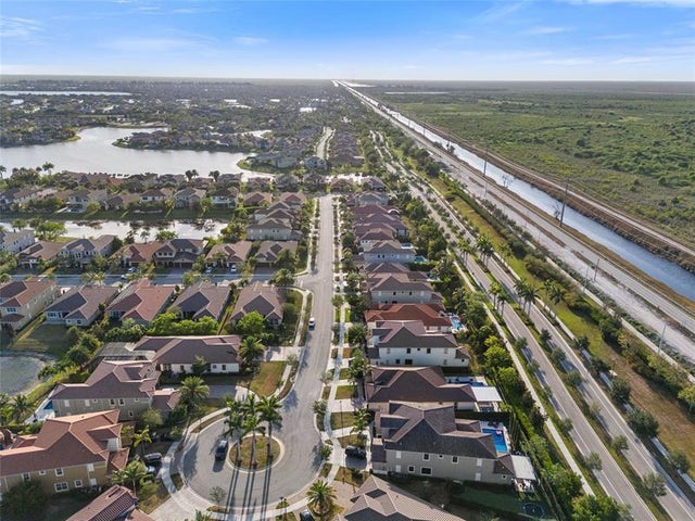 4 of 28 - 9811 Lakeview Ln, Parkland, FL