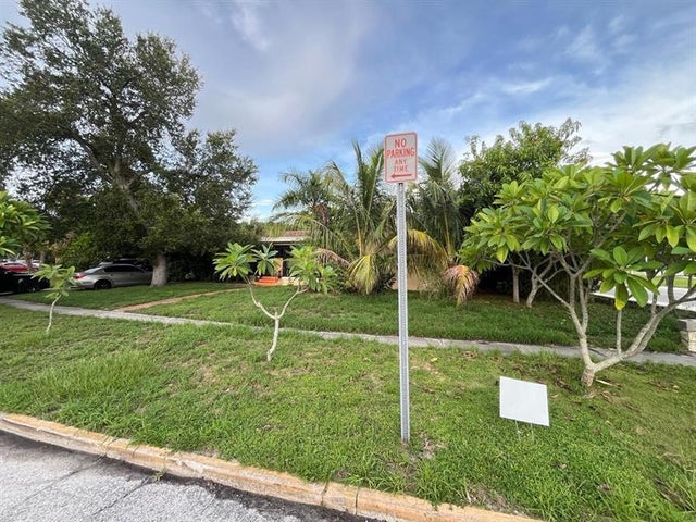 2 of 3 - 1124 Colonial Rd, Fort Pierce, FL