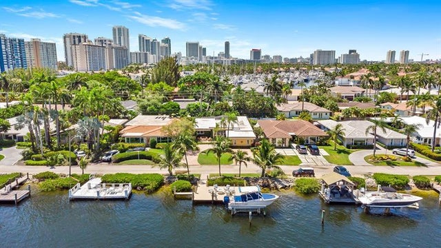1 of 37 - 804 S Southlake Dr, Hollywood, FL