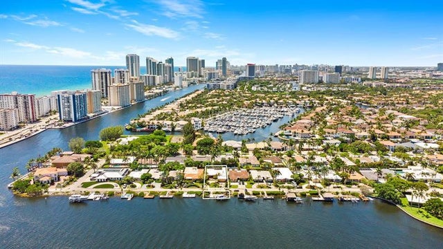 3 of 37 - 804 S Southlake Dr, Hollywood, FL