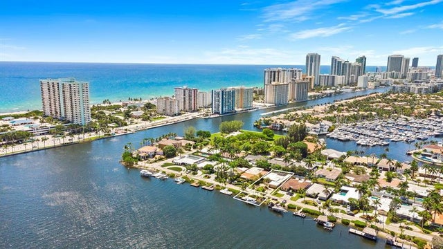 4 of 37 - 804 S Southlake Dr, Hollywood, FL