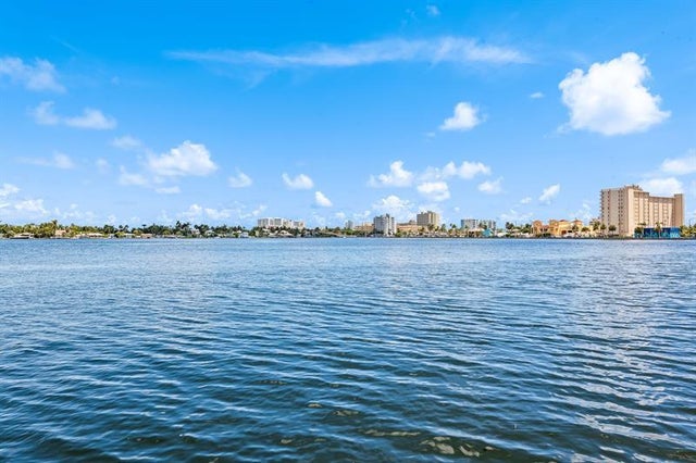 5 of 37 - 804 S Southlake Dr, Hollywood, FL