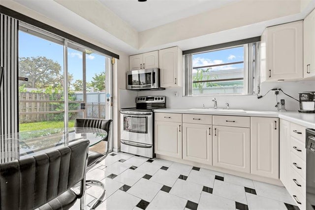 4 of 14 - 7320 Grant St, Hollywood, FL