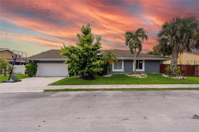 1 of 17 - 8810 Nw Paradise Ct, Tamarac, FL