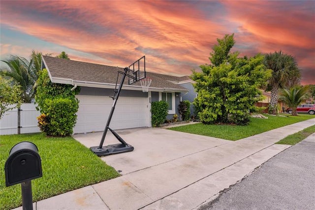 2 of 17 - 8810 Nw Paradise Ct, Tamarac, FL