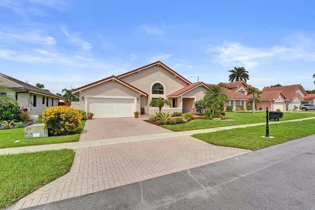 2 of 75 - 1541 W Oak Knoll Cir, Davie, FL