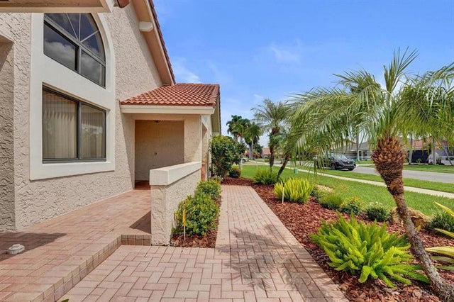 4 of 75 - 1541 W Oak Knoll Cir, Davie, FL