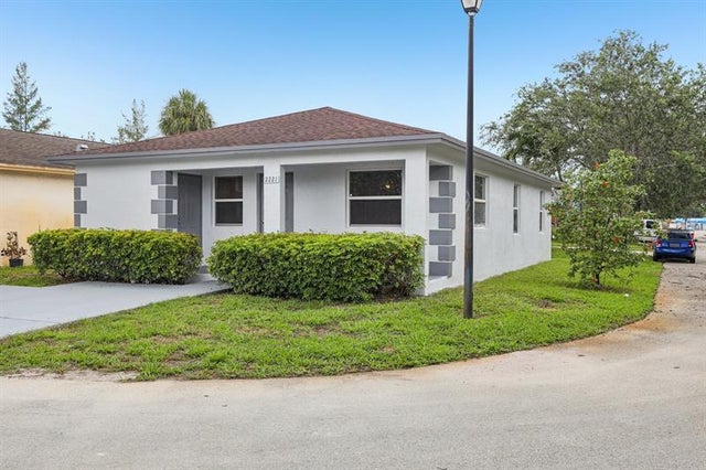 4 of 40 - 2221 Nw 24th Ct, Fort Lauderdale, FL