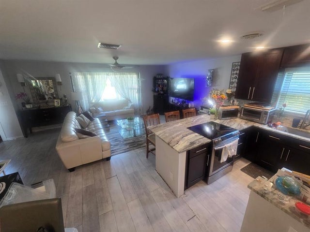 5 of 19 - 2098 Sw 17th Dr, Deerfield Beach, FL
