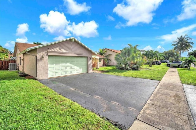 1 of 32 - 8621 Nw 46th Ct, Lauderhill, FL