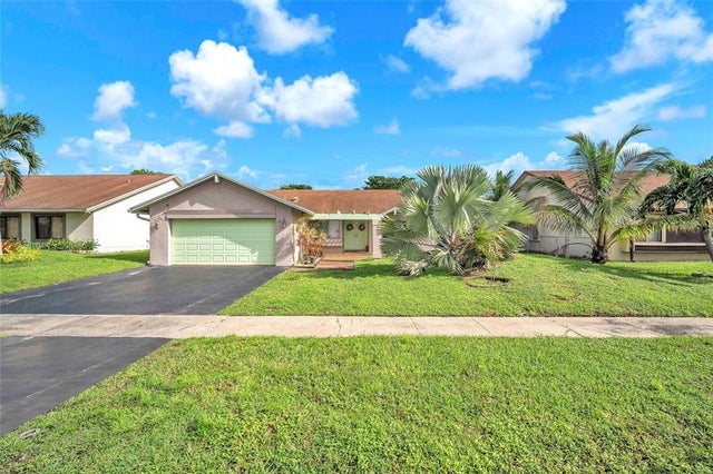 2 of 32 - 8621 Nw 46th Ct, Lauderhill, FL