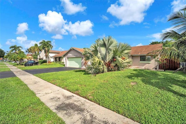 4 of 32 - 8621 Nw 46th Ct, Lauderhill, FL