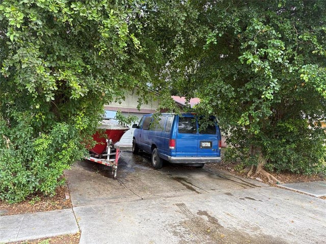 2109 Pinehurst Dr, West Palm Beach