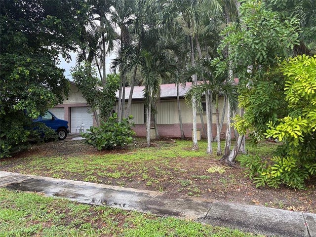 3 of 28 - 2109 Pinehurst Dr, West Palm Beach, FL