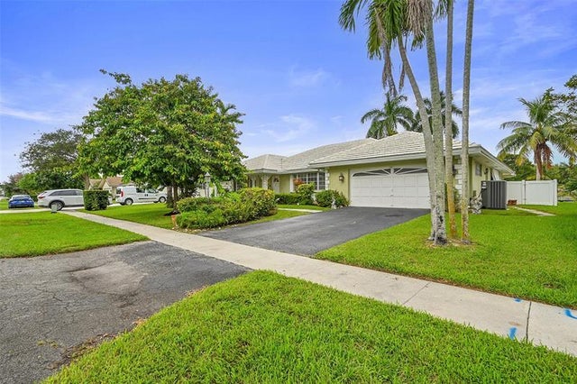 2 of 51 - 240 El Dorado Pkwy, Plantation, FL