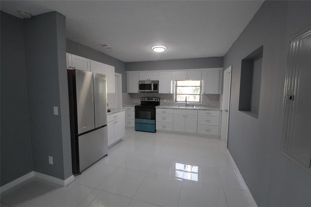 5 of 24 - 2221 Sw 13th St, Miami, FL